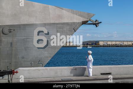 Un garçon vêtu d'un uniforme de marin rêve du jour où il rejoindra l'US Navy lors de la mise en service du navire de guerre USS Jackson LCS-6 à Gulfport, Mississippi Banque D'Images