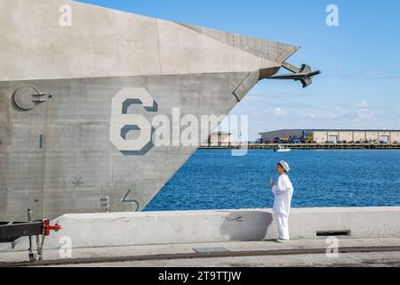 Un garçon vêtu d'un uniforme de marin rêve du jour où il rejoindra l'US Navy lors de la mise en service du navire de guerre USS Jackson LCS-6 à Gulfport, Mississippi Banque D'Images