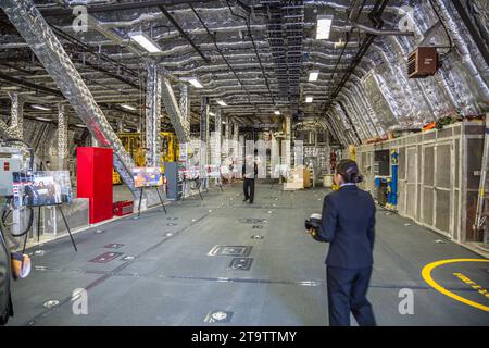 Intérieur du pont principal du navire de guerre USS Jackson LCS-6 Independence lors de la cérémonie de commissioning à Gulfport, Mississippi Banque D'Images