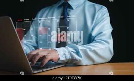 Homme d'affaires marquant les dates sur le calendrier virtuel, gérer son horaire d'affaires, définir des rappels pour les rendez-vous importants, collage créatif pour le plan Banque D'Images