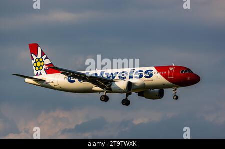 Edelweiss Air Ein Airbus A320-214 von Edelweiss Air befindet sich im Landeanflug auf den Flughafen Zürich. Immatriculation HB-JJL. Zürich, Schweiz, 01.06.2023 *** Edelweiss Air un Airbus A320 214 d'Edelweiss Air approche de l'aéroport de Zurich enregistrement HB JJL Zurich, Suisse, 01 06 2023 crédit : Imago/Alamy Live News Banque D'Images