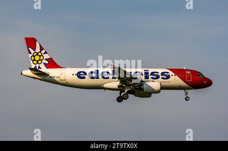 Edelweiss Air Ein Airbus A320-214 von Edelweiss Air befindet sich im Landeanflug auf den Flughafen Zürich. Immatriculation HB-JJL. Zürich, Schweiz, 01.06.2023 *** Edelweiss Air un Airbus A320 214 d'Edelweiss Air approche de l'aéroport de Zurich enregistrement HB JJL Zurich, Suisse, 01 06 2023 crédit : Imago/Alamy Live News Banque D'Images