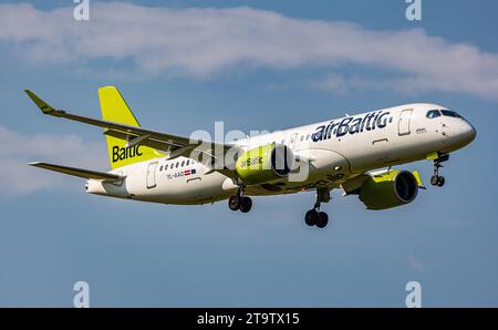 Air Baltic Ein Airbus A220-300 von Air Baltic ist im Anflug auf die Landebahn 28 des Flughafen Zürich. Enregistrement YL-AAO. Zürich, 06.06.2023 *** Air Baltic un Airbus A220 300 d'Air Baltic approche de la piste 28 de l'aéroport de Zurich immatriculation YL AAO Zurich, 06 06 2023 crédit : Imago/Alamy Live News Banque D'Images