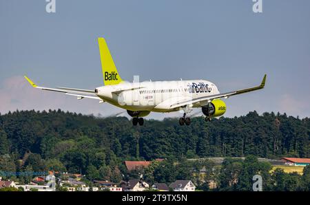 Air Baltic Ein Airbus A220-300 von Air Baltic ist im Anflug auf die Landebahn 28 des Flughafen Zürich. Enregistrement YL-AAO. Zürich, 06.06.2023 *** Air Baltic un Airbus A220 300 d'Air Baltic approche de la piste 28 de l'aéroport de Zurich immatriculation YL AAO Zurich, 06 06 2023 crédit : Imago/Alamy Live News Banque D'Images