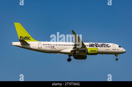 Air Baltic Ein Airbus A220-300 von Air Baltic ist im Anflug auf die Landebahn 28 des Flughafen Zürich. Enregistrement YL-AAO. Zürich, 06.06.2023 *** Air Baltic un Airbus A220 300 d'Air Baltic approche de la piste 28 de l'aéroport de Zurich immatriculation YL AAO Zurich, 06 06 2023 crédit : Imago/Alamy Live News Banque D'Images