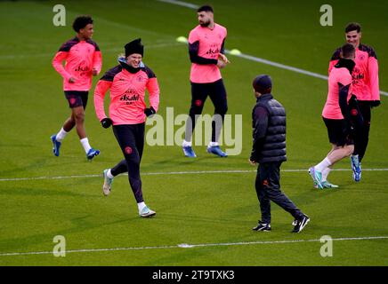 Erling Haaland de Manchester City (deuxième à gauche) lors d'une séance d'entraînement à la City football Academy de Manchester. Date de la photo : lundi 27 novembre 2023. Banque D'Images