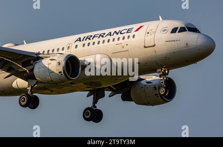 Air France Ein Airbus A319-111 von Air France ist, aus Paris kommend, im Landeanflug auf den Flughafen Zürich. Immatriculation F-GRHK. Zürich, 06.06.2023 *** Air France un Airbus A319 111 d'Air France venant de Paris approche de l'aéroport de Zurich immatriculation F GRHK Zurich, 06 06 2023 crédit : Imago/Alamy Live News Banque D'Images