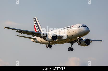 Air France Ein Airbus A319-111 von Air France ist, aus Paris kommend, im Landeanflug auf den Flughafen Zürich. Immatriculation F-GRHK. Zürich, 06.06.2023 *** Air France un Airbus A319 111 d'Air France venant de Paris approche de l'aéroport de Zurich immatriculation F GRHK Zurich, 06 06 2023 crédit : Imago/Alamy Live News Banque D'Images