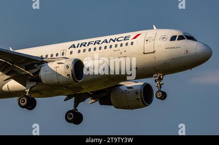 Air France Ein Airbus A319-111 von Air France ist, aus Paris kommend, im Landeanflug auf den Flughafen Zürich. Immatriculation F-GRHK. Zürich, 06.06.2023 *** Air France un Airbus A319 111 d'Air France venant de Paris approche de l'aéroport de Zurich immatriculation F GRHK Zurich, 06 06 2023 crédit : Imago/Alamy Live News Banque D'Images