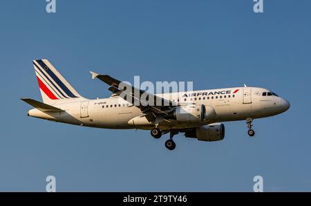 Air France Ein Airbus A319-111 von Air France ist, aus Paris kommend, im Landeanflug auf den Flughafen Zürich. Immatriculation F-GRHK. Zürich, 06.06.2023 *** Air France un Airbus A319 111 d'Air France venant de Paris approche de l'aéroport de Zurich immatriculation F GRHK Zurich, 06 06 2023 crédit : Imago/Alamy Live News Banque D'Images