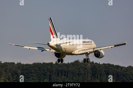 Air France Ein Airbus A319-111 von Air France ist, aus Paris kommend, im Landeanflug auf den Flughafen Zürich. Immatriculation F-GRHK. Zürich, 06.06.2023 *** Air France un Airbus A319 111 d'Air France venant de Paris approche de l'aéroport de Zurich immatriculation F GRHK Zurich, 06 06 2023 crédit : Imago/Alamy Live News Banque D'Images