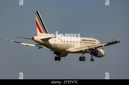 Air France Ein Airbus A319-111 von Air France ist, aus Paris kommend, im Landeanflug auf den Flughafen Zürich. Immatriculation F-GRHK. Zürich, 06.06.2023 *** Air France un Airbus A319 111 d'Air France venant de Paris approche de l'aéroport de Zurich immatriculation F GRHK Zurich, 06 06 2023 crédit : Imago/Alamy Live News Banque D'Images