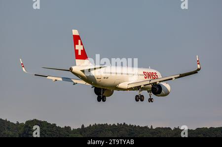 Swiss International Airlines Ein Airbus A320-271N von Swiss International Airlines ist im Landeanflug auf den Heimatflughafen Zürich. Immatriculation des Airbus A320neo HB-JDF. Zürich, 06.06.2023 *** Swiss International Airlines un Airbus A320 271N de Swiss International Airlines approche de son aéroport d'attache Zurich immatriculation de l'Airbus A320neo HB JDF Zurich, 06 06 2023 crédit : Imago/Alamy Live News Banque D'Images