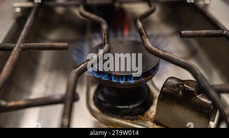 Plan rapproché de flammes de feu bleu d'une cuisinière professionnelle. Cuisinière à gaz avec flammes brûlantes de gaz propane. Cuisine industrielle de luxe Banque D'Images