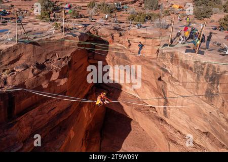 Vue aérienne d'une personne en costume de dinde surmontant 500 pieds au-dessus du fond du canyon au GGBY Highline Festival près de Moab, Utah. Banque D'Images