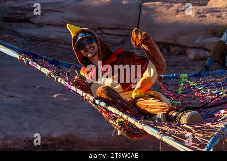 Un participant masculin dans un costume de dinde au GGBY Highline Festival à Moab, Utah. Banque D'Images