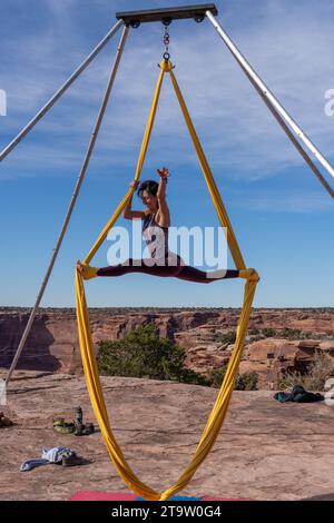 Une participante au GGBY World Highline Festival s'entraîne sur les soies lorsqu'elle ne marche pas sur les Highlines. Moab, Utah. Banque D'Images