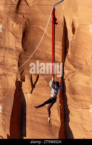 Une participante au GGBY World Highline Festival se produit sur les soies suspendues à une Highline. Moab, Utah. Le fond du canyon est de 500 pieds b Banque D'Images