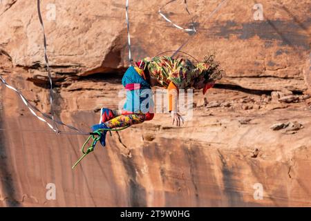 Un freestyler atterrit sur ses pieds après avoir filé autour de la ligne haute en arrière au GGBY World Highline Festival près de Moab, Utah. Banque D'Images