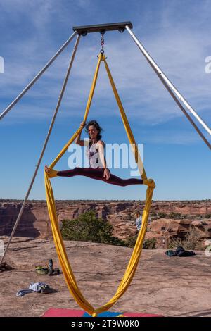 Une participante au GGBY World Highline Festival s'entraîne sur les soies lorsqu'elle ne marche pas sur les Highlines. Moab, Utah. Banque D'Images