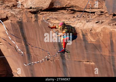 Un freestyler atterrit sur ses pieds après avoir filé autour de la Highline au GGBY World Highline Festival près de Moab, Utah. Banque D'Images