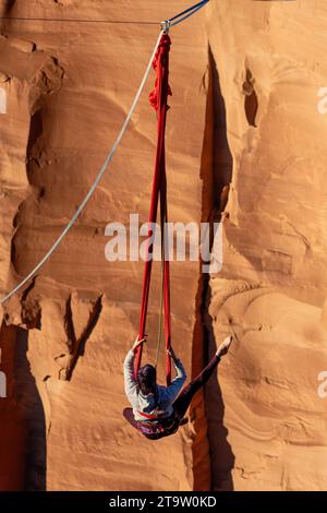 Une participante au GGBY World Highline Festival se produit sur les soies suspendues à une Highline. Moab, Utah. Le fond du canyon est de 500 pieds b Banque D'Images