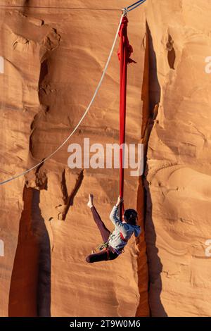 Une participante au GGBY World Highline Festival se produit sur les soies suspendues à une Highline. Moab, Utah. Le fond du canyon est de 500 pieds b Banque D'Images