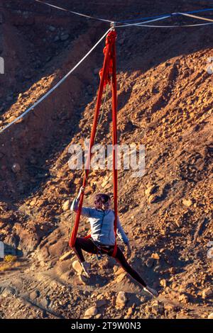 Une participante au GGBY World Highline Festival se produit sur les soies suspendues à une Highline. Moab, Utah. Le fond du canyon est de 500 pieds b Banque D'Images