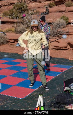 Une participante au GGBY World Highline Festival pratique poi Spinning lorsqu'elle ne marche pas sur les Highlines. Moab, Utah. Banque D'Images