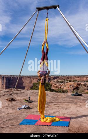 Une participante au GGBY World Highline Festival s'entraîne sur les soies lorsqu'elle ne marche pas sur les Highlines. Moab, Utah. Banque D'Images