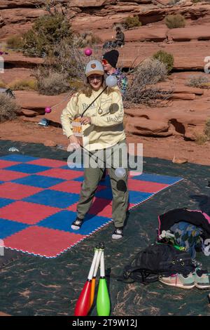 Une participante au GGBY World Highline Festival pratique poi Spinning lorsqu'elle ne marche pas sur les Highlines. Moab, Utah. Banque D'Images