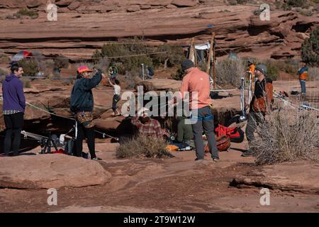 Les participants au GGBY World Highlining Festival pratiquent le yo-yoing lorsqu'ils ne marchent pas sur les Highlines. Moab, Utah. Banque D'Images