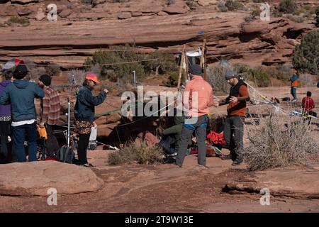 Les participants au GGBY World Highlining Festival pratiquent le yo-yoing lorsqu'ils ne marchent pas sur les Highlines. Moab, Utah. Banque D'Images