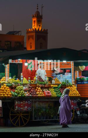 Afrique du Nord. Maroc. Marrakech. Un stand de vente de jus de fruits à jemaa el fna la nuit Banque D'Images