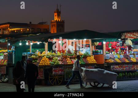 Afrique du Nord. Maroc. Marrakech. Un stand de vente de jus de fruits à jemaa el fna la nuit Banque D'Images