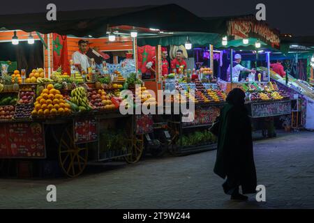 Afrique du Nord. Maroc. Marrakech. Un stand de vente de jus de fruits à jemaa el fna la nuit Banque D'Images