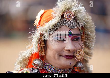 Pushkar, Inde. 27 novembre 2023. Rajasthan artiste se produit lors de la cérémonie de clôture de la foire annuelle de chameaux à Pushkar, l'état désertique du Rajasthan, en Inde, le 27 novembre 2023. Photo de ABACAPRESS.COM crédit : Abaca Press/Alamy Live News Banque D'Images