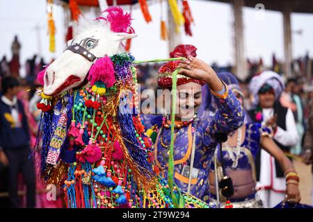 Pushkar, Inde. 27 novembre 2023. Rajasthan artiste se produit lors de la cérémonie de clôture de la foire annuelle de chameaux à Pushkar, l'état désertique du Rajasthan, en Inde, le 27 novembre 2023. Photo de ABACAPRESS.COM crédit : Abaca Press/Alamy Live News Banque D'Images