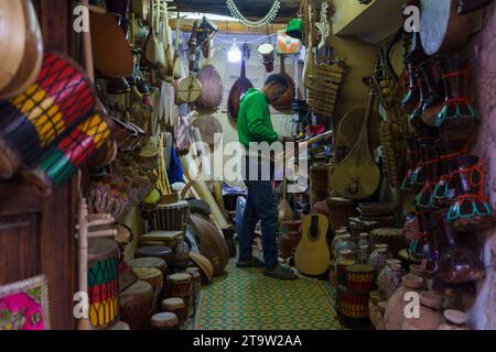 Afrique du Nord. Maroc. Marrakech. Un magasin d'instruments traditionnel dans les souks de la médina Banque D'Images