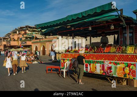 Afrique du Nord. Maroc. Marrakech. Un touriste devant l'étal d'un vendeur de jus de fruits Banque D'Images