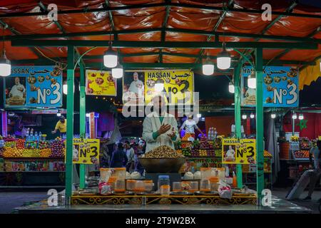 Afrique du Nord. Maroc. Marrakech. Un étal vendant des escargots cuits sur la place Djemaa El Fna Banque D'Images