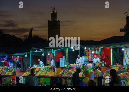 Afrique du Nord. Maroc. Marrakech. Un stand de vente de jus de fruits à jemaa el fna la nuit Banque D'Images