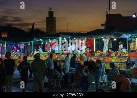 Afrique du Nord. Maroc. Marrakech. Un stand de vente de jus de fruits à jemaa el fna la nuit Banque D'Images