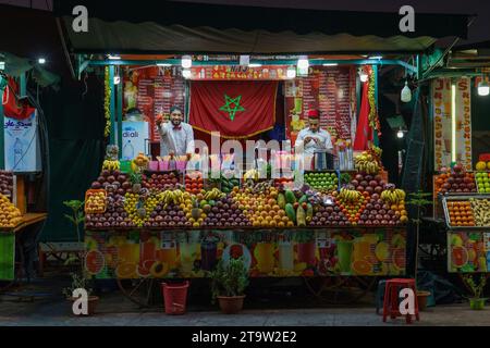 Afrique du Nord. Maroc. Marrakech. Un stand de vente de jus de fruits à jemaa el fna la nuit Banque D'Images