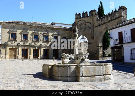 Baeza, Fuente de los Leones sur la place Los Leones. À gauche Audiencia civil et Escribanías Públicas et porte de Jaén (à droite). Jaén, Andalousie, Espagne. Banque D'Images