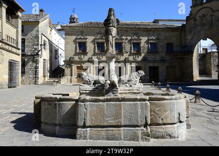 Baeza, Fuente de los Leones sur la place Los Leones. À la bottomt Audiencia civil et Escribanías Públicas et Jaén porte (à droite). Jaén, Andalousie, S. Banque D'Images