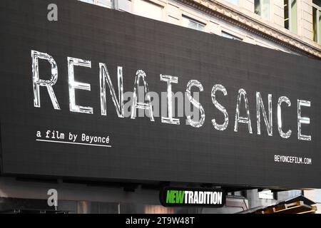 New York, NY - 23 novembre 2023 : Renaissance un film de Beyonce panneau publicitaire pour le film documentaire de tournée mondiale sur le théâtre près de Times Square Banque D'Images