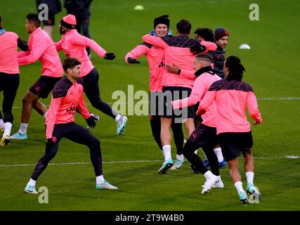 Erling Haaland de Manchester City (au centre), John Stones et Kalvin Phillips lors d'une séance d'entraînement à la City football Academy de Manchester. Date de la photo : lundi 27 novembre 2023. Banque D'Images