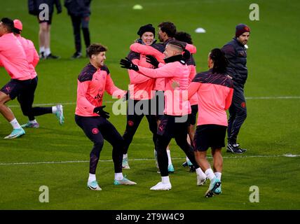 Erling Haaland de Manchester City (au centre), John Stones et Kalvin Phillips lors d'une séance d'entraînement à la City football Academy de Manchester. Date de la photo : lundi 27 novembre 2023. Banque D'Images