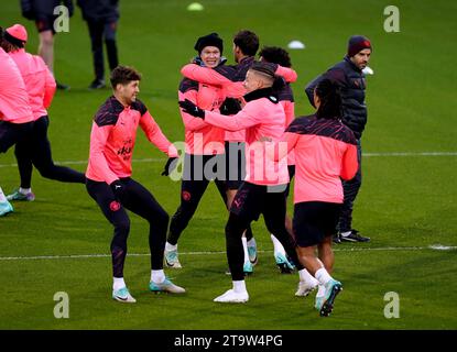 Erling Haaland de Manchester City (au centre), John Stones et Kalvin Phillips lors d'une séance d'entraînement à la City football Academy de Manchester. Date de la photo : lundi 27 novembre 2023. Banque D'Images